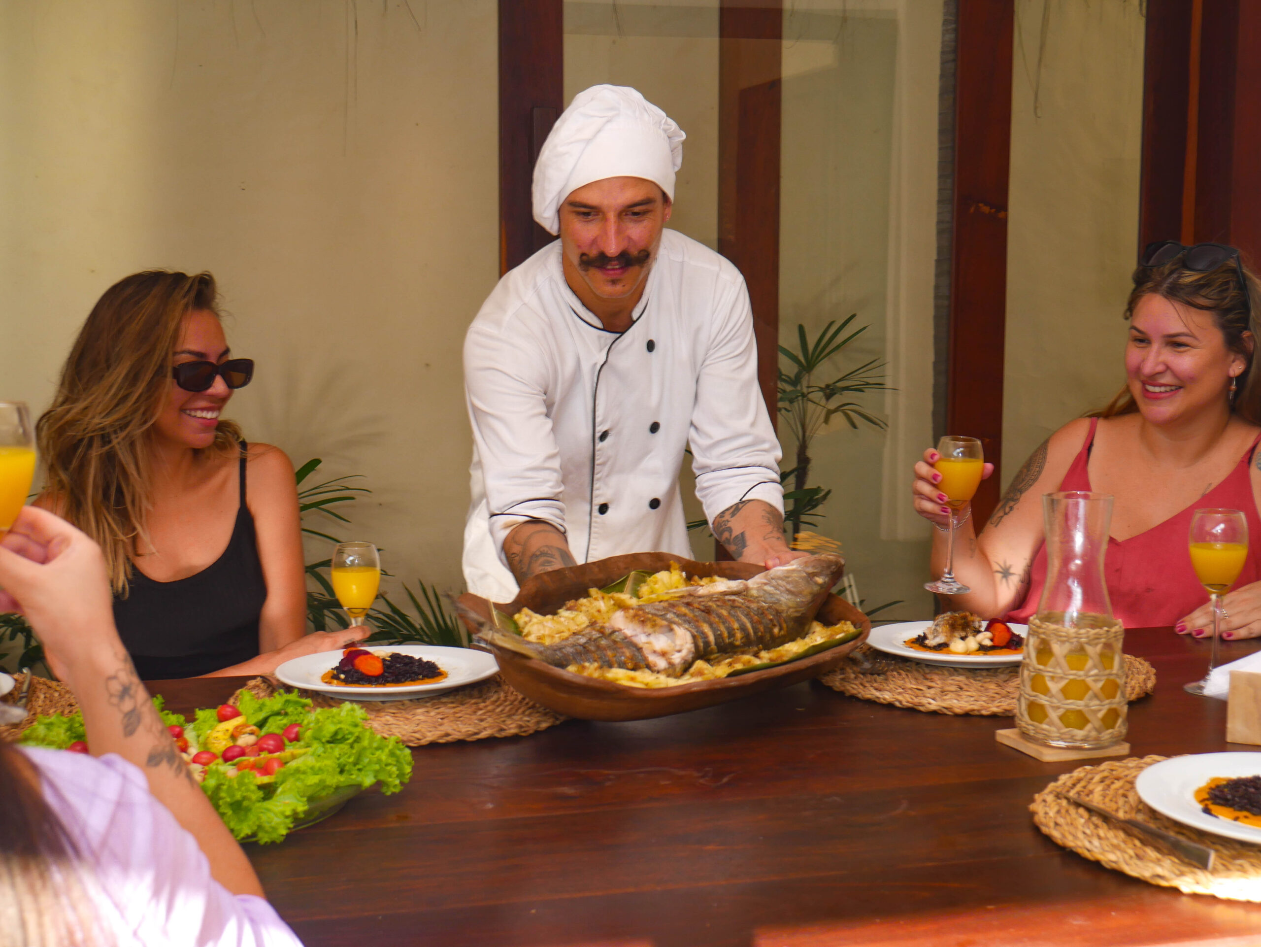 Equipe preparada e pronta para te atender: chefs renomados e baristas, cozinheiras, barmans e churrasqueiros profissionais. Na Aldeia, oferecemos serviços personalizados de acordo com o seu desejo, para uma noite ou todos os dias. Agende sua experiência diretamente com nosso concierge.