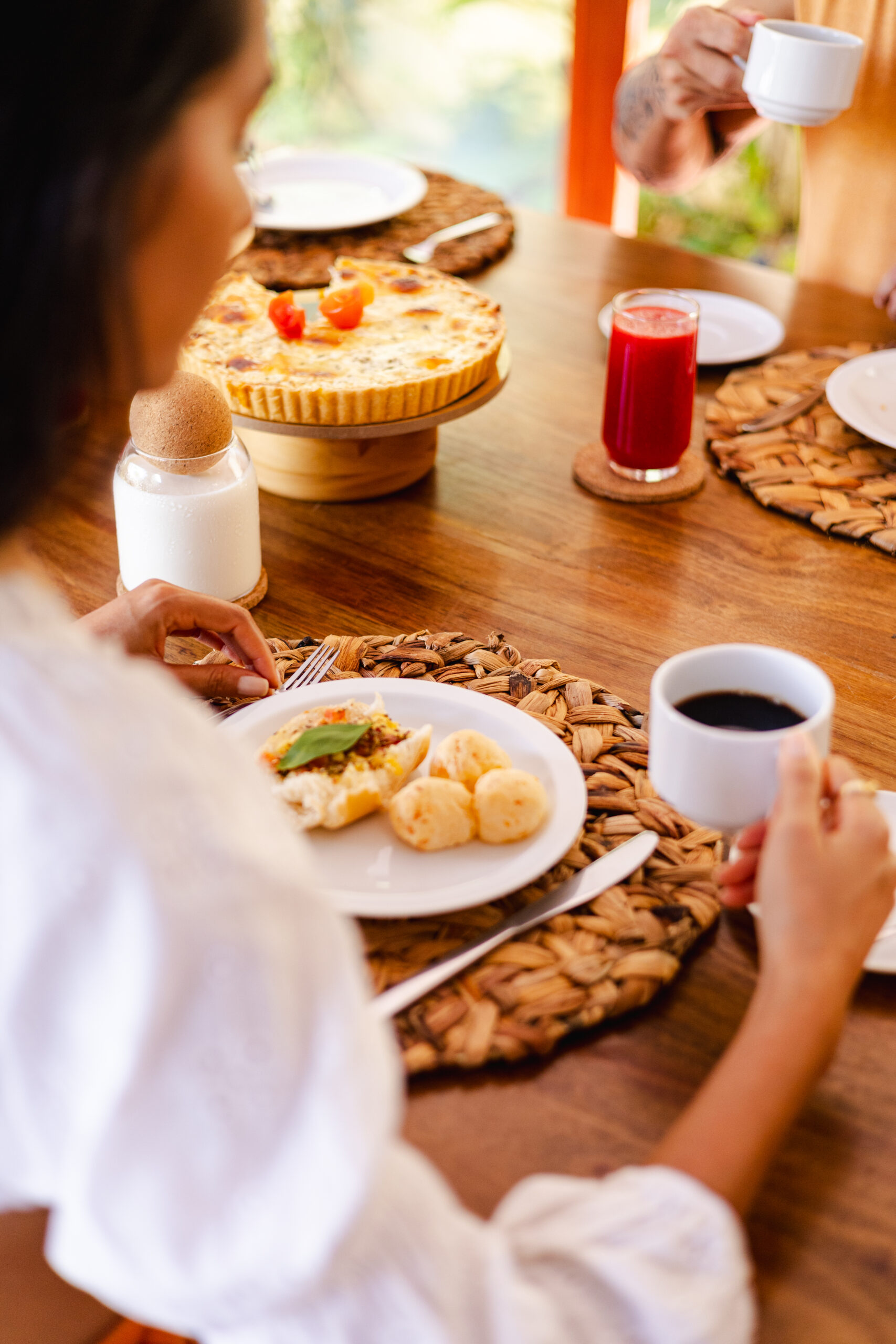 Incluso em suas diárias está nosso exclusivo café da manhã servido e preparado na hora. Insumos locais frescos servidos à frente da piscina, ambiente perfeito para que seu dia comece bem. Curta a atmosfera vibrante das manhãs em nosso refúgio.